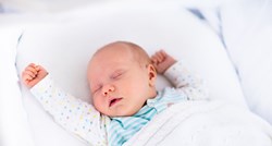 I nove studije usuglasile stavove - beba mora spavati u istoj prostoriji s roditeljima!