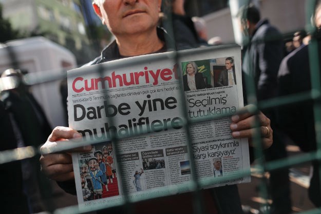 Turski dnevni list Cumhuriyet se ne predaje: "Borit ćemo se do kraja, novinarstvo nije zločin"
