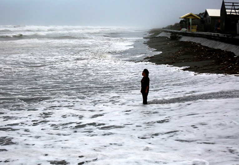 Tajfun Haima odnio najmanje 12 života na Filipinima, kreće se prema Hong Kongu
