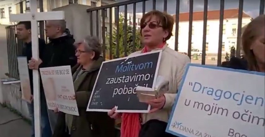 Molitelji protiv abortusa u Karlovcu tjednima provode akcije na mjestu za koje nemaju dozvolu