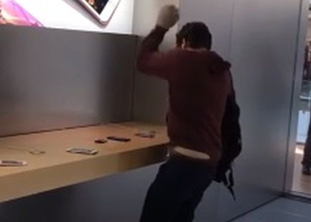 VIDEO Ljutiti kupac uletio u Appleovu trgovinu pa počeo razbijati sve pred sobom