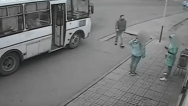 VIDEO Tip udario ženu pa mu doletjela šaka u glavu