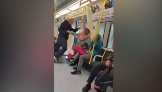 Ćelavi rasist napao Azijca pa kukavički bježao od žene koja ga je pokušala zaustaviti