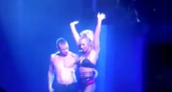 VIDEO Britney Spears na nastupu htjela izvesti akrobaciju pa se osramotila