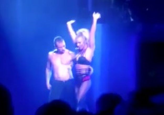 VIDEO Britney Spears na nastupu htjela izvesti akrobaciju pa se osramotila