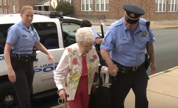 VIDEO Policija uhitila 102-godišnjakinju zbog totalno čudnog razloga