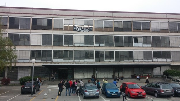 Studenti Filozofskog tri sata blokirali ured dekana Previšića koji je ostao zatvoren unutra
