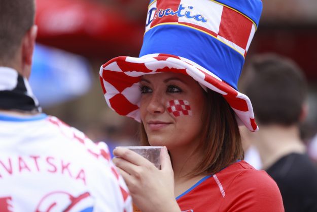 FOTO Tko kaže da cure ne vole nogomet? Pogledajte kakve su ljepotice navijale za Vatrene