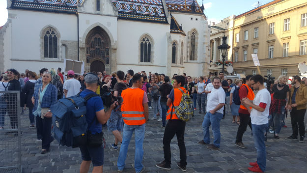 Bliski susret Hasanbegovića s prosvjednicima na Markovu trgu: "Ustašo - ostavka, ostavka!"