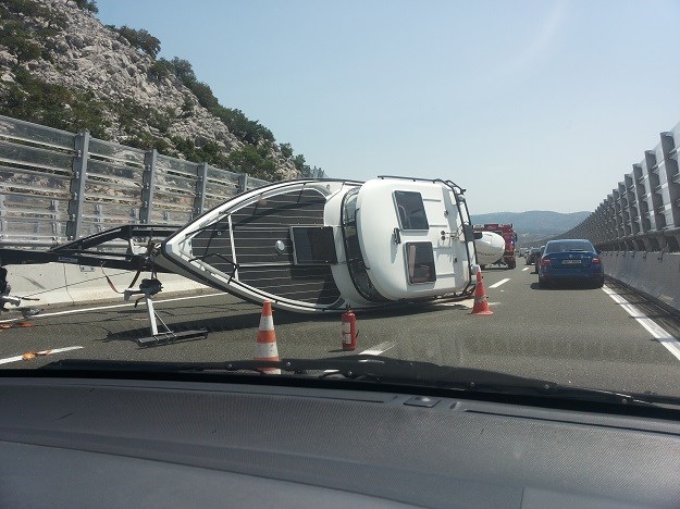 FOTO Vozači, oprez! Na autocesti prema Splitu se prevrnuo brod, na Svetom Roku kolona 8 km