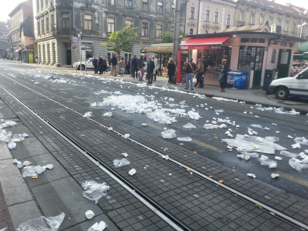 FOTO Zagrebačke ulice nakon maratona pune smeća, a komunalaca nigdje na vidiku