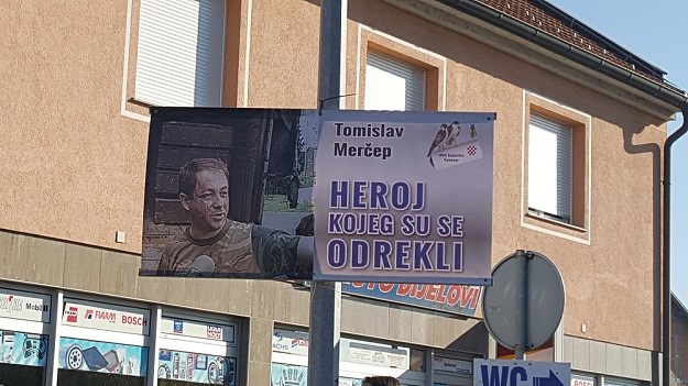 FOTO U Vukovaru postavili plakat "heroju kojeg su se odrekli"