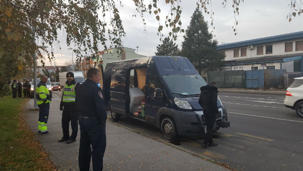VIDEO, FOTO Teška prometna u Zagrebu: Vozaču pozlilo, zabio se u policijski kombi i umro