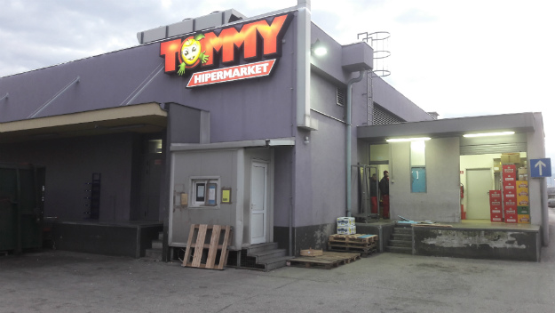 FOTO Maskirani i naoružani opljačkali trgovinu Tommy u Splitu