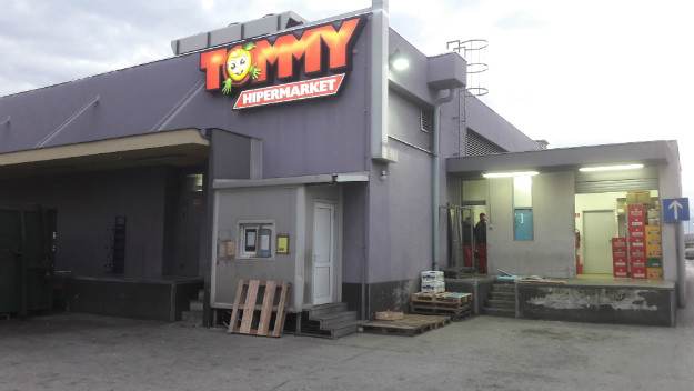 FOTO Maskirani i naoružani opljačkali trgovinu Tommy u Splitu