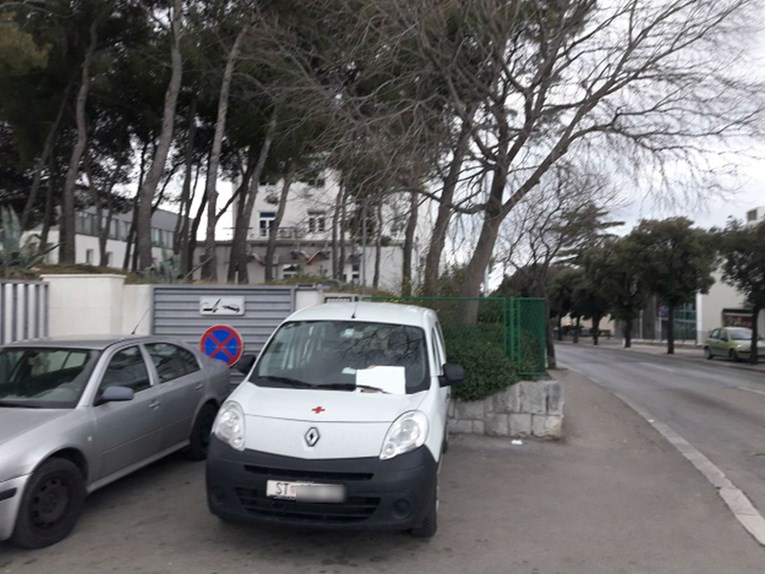 FOTO Splićanin nepropisno parkirao službeni automobil pa mu radnici Čistoće objasnili neke stvari