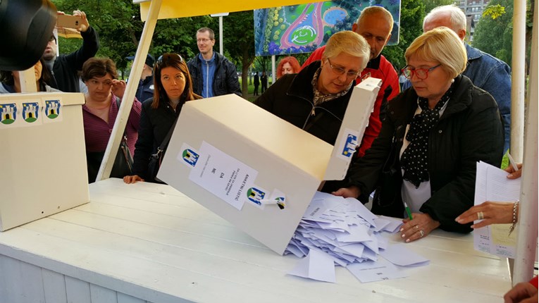 VIDEO Završilo glasanje na Savici: Od 810 glasača 700 glasalo "ZA" Bandićev park