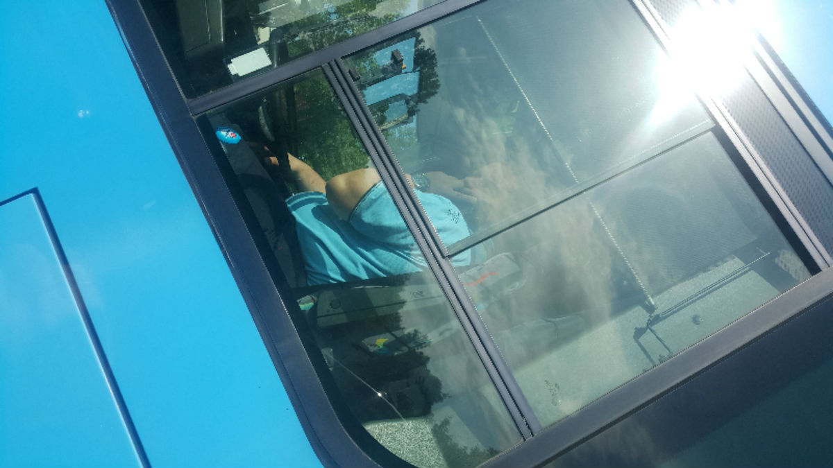 Čitatelj Indexa: ZET-ov vozač autobusa je na mobitelu za vrijeme vožnje, evo i slike