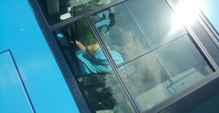 Čitatelj Indexa: ZET-ov vozač autobusa je na mobitelu za vrijeme vožnje, evo i slike