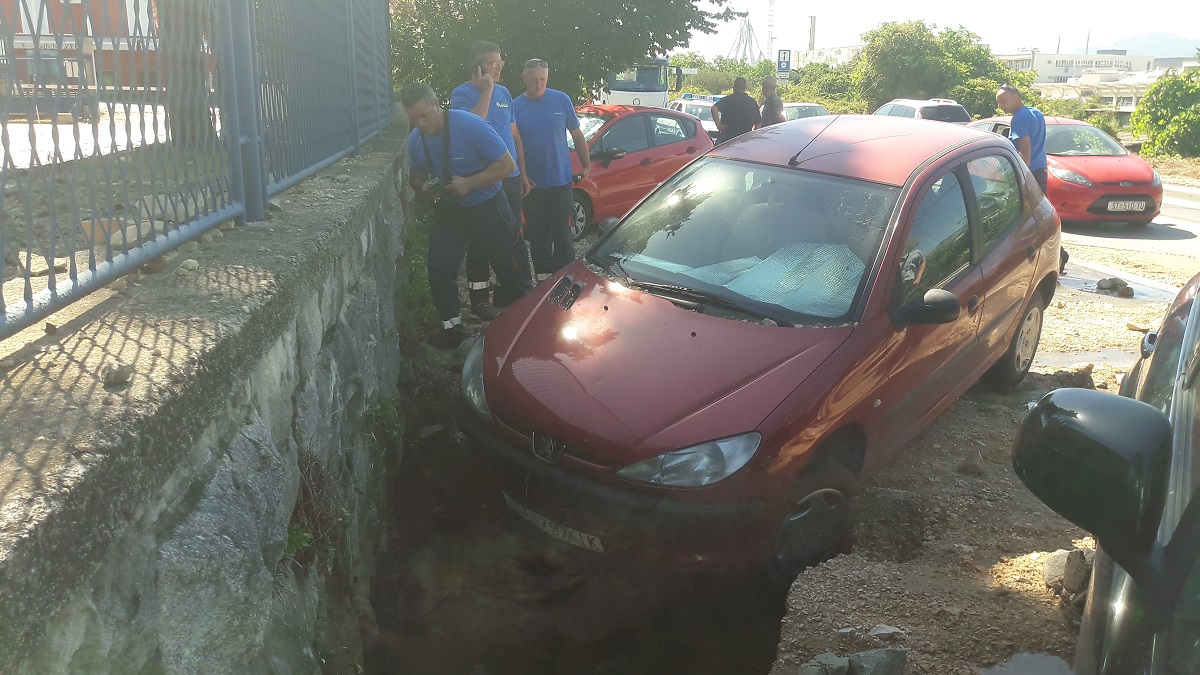 VIDEO U Splitu pukla vodovodna cijev, Gripe ostale bez vode