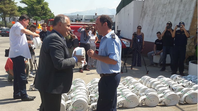 VIDEO Župan Boban iz proračuna kupio vatrogascima 100 crijeva: "Hvala herojima ljeta 2017"