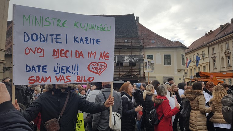VIDEO Kujundžić pobjegao od roditelja koji pred vladom traže spas za svoju djecu: "Hoćemo lijek! Hoćemo lijek!"