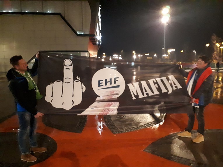 "EHF MAFIJA" Slovenci spremili transparent za Arenu