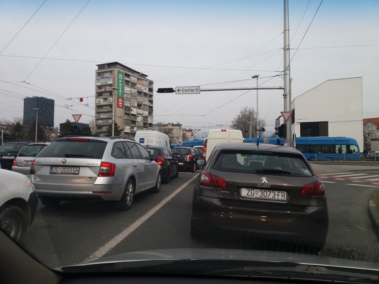 Na križanju Branimirove i Držićeve u Zagrebu nisu radili semafori, nastala je velika gužva