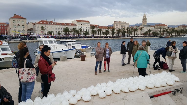 VIDEO U Splitu održan i protuprosvjed, u more pušteni lampioni za ubijene žene