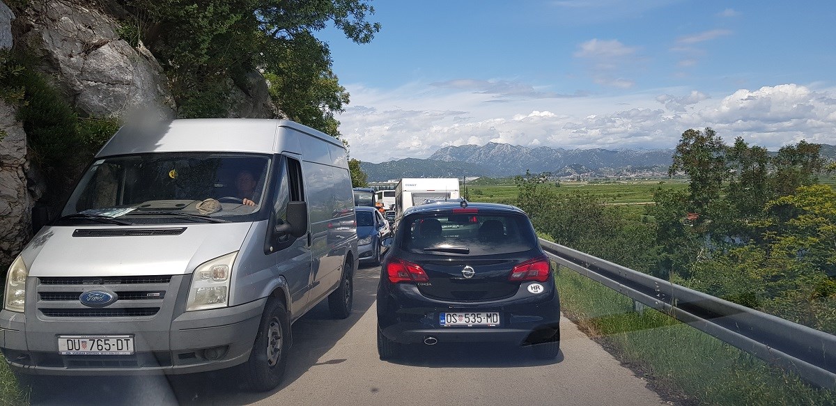 Na Jadranskoj magistrali kod Kleka prevrnula se cisterna, obustavljen promet