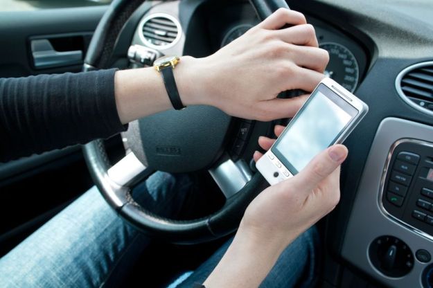 Korištenje mobitela u vožnji može biti jednako opasno kao i vožnja pod utjecajem alkohola