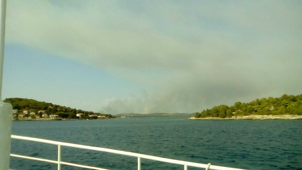 DALMACIJA GORI Kuće obranjene, preko noći ostaje 160 vatrogasaca i vojnika na dežurstvu