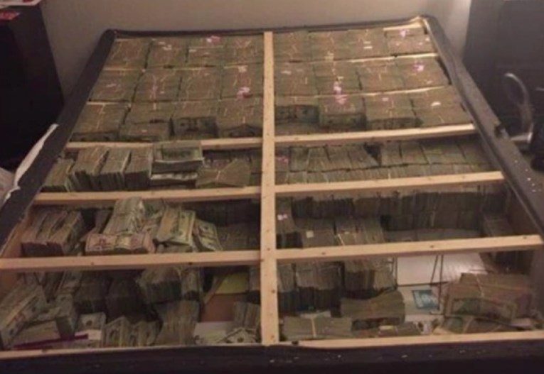 Policija u madracu našla 20 milijuna dolara u gotovini, evo kako to izgleda