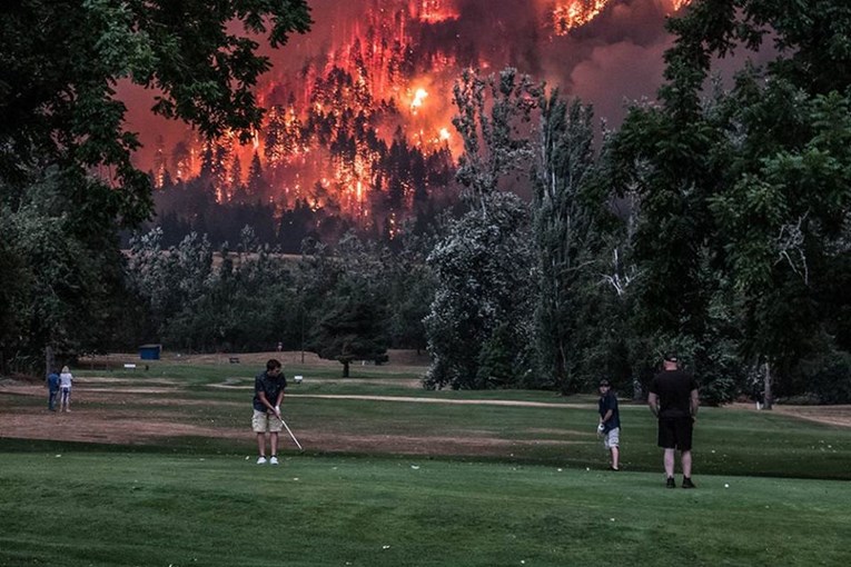 "Bogati ste, ali ne i pametni": Fotka snimljena na golf terenu dok bijesni požar razljutila internet