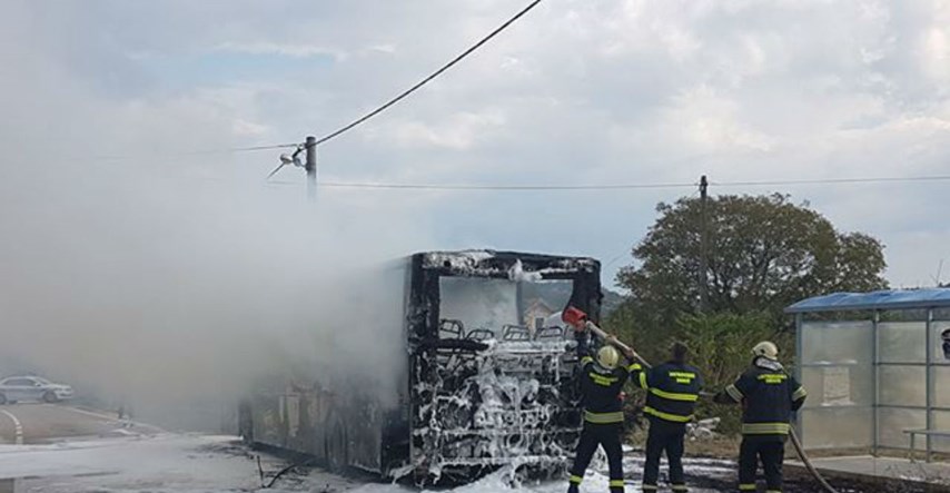 FOTO Autobus Autotransporta se zapalio kod Drniša