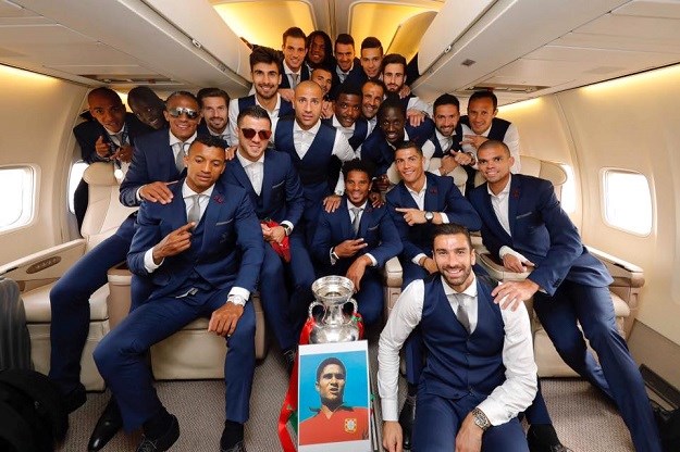 FOTO Portugalci na letu iz Pariza odali počast nogometnoj legendi