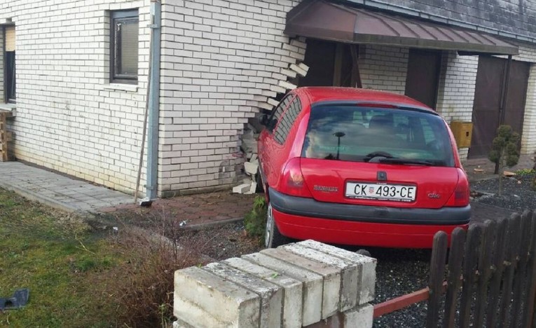 FOTO 81-godišnja starica kod Čakovca autom sletjela s ceste i zabila se u kuću