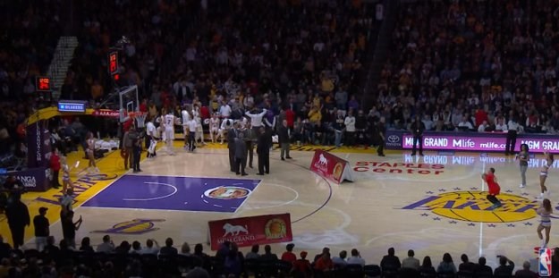 Video dana: Navijač Lakersa tricom s centra zaradio 95 tisuća dolara