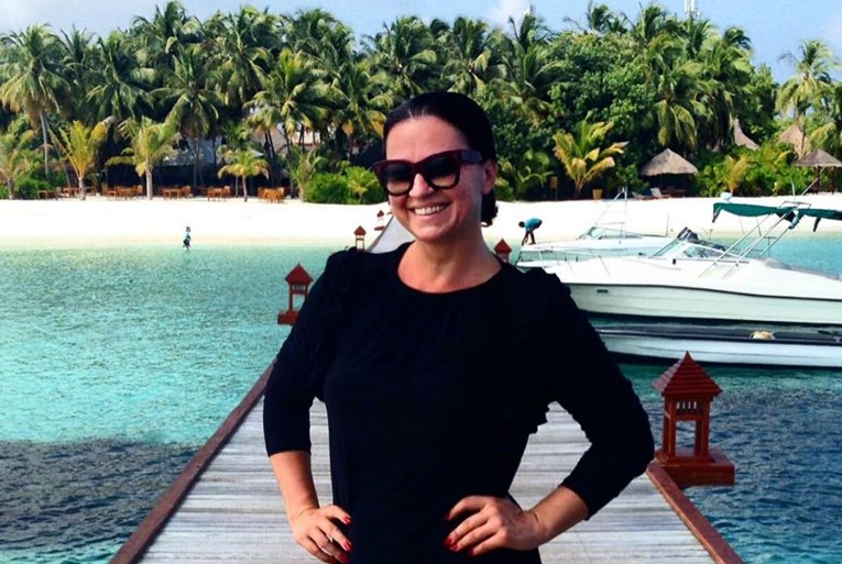Nina Badrić na Maldivima nosi haljinu dugih rukava