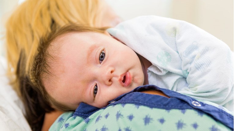Zašto neke bebe neprestano štucaju i je li to opasno?