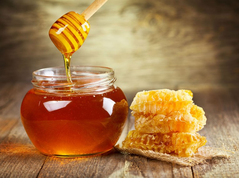 Kako samo jedna žlica meda u čaši vode utječe na vaše tijelo?