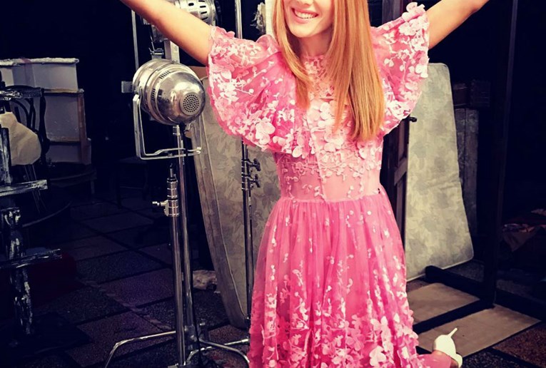Domaća voditeljica u ovoj pink haljinici izgleda kao djevojčica