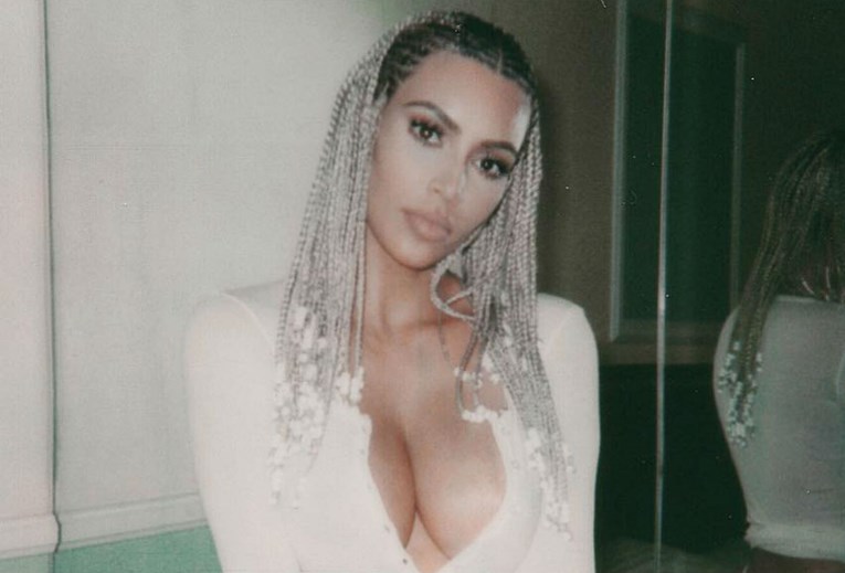 Kim Kardashian frizurom zadala pljusku afričkoj kulturi