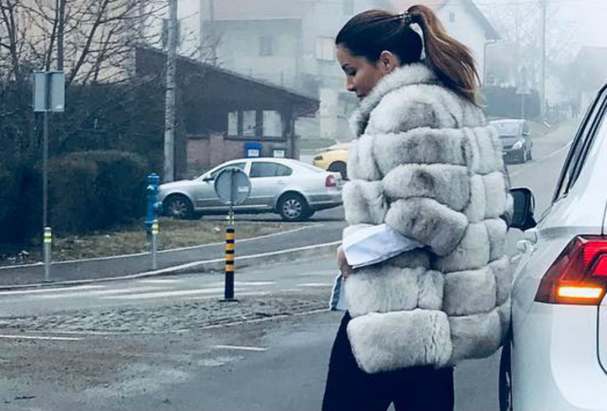 Kombinaciju koja vas pretvara u hodajući glamur odlično nosi i naša Lana