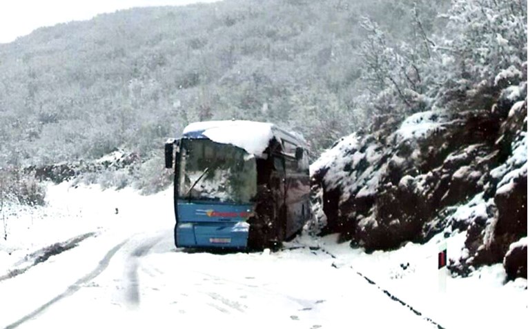 Autobus izletio kod Zagvozda zbog snijega, vozač teško ozlijeđen