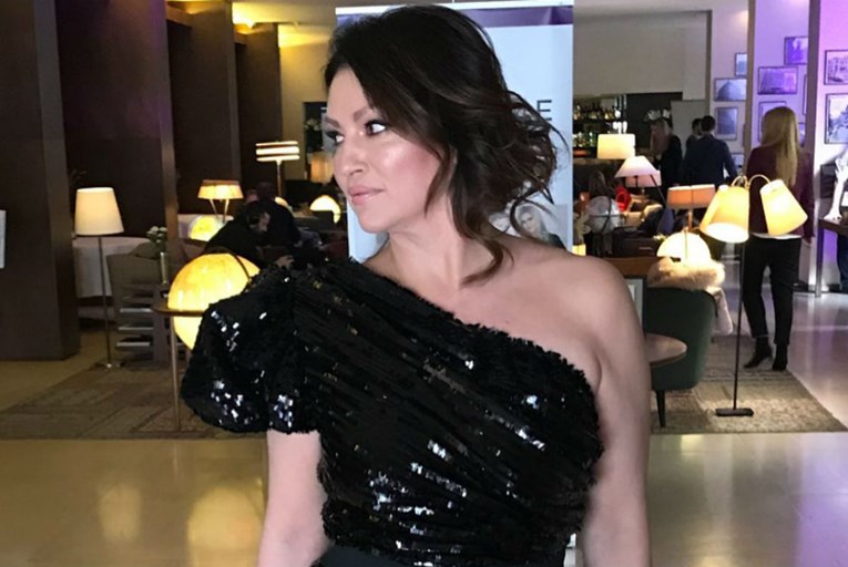 Nina Badrić i 45. godini izgleda spektakularno u mini haljini
