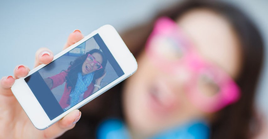 Kako selfiji utječu na samopouzdanje vaše tinejdžerice? Nekoliko stvari koje mame moraju znati!