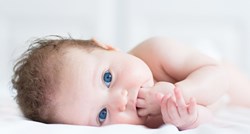 Zašto bebama nakon porođaja ispada kosa?