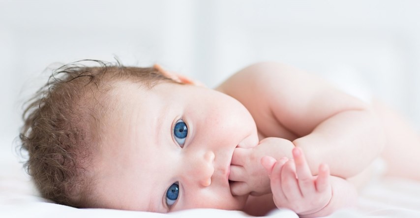 Zašto bebama nakon porođaja ispada kosa?