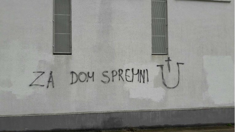 FOTO Na pravoslavnoj crkvi u Sinju osvanuli grafit "Za dom spremni!" i ustaški simboli